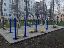 В микрорайоне №4 восстановили спортивную тренажерную площадку